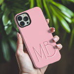 Modern roze monogram Initialen Hedendaags iPhone 16 Pro Max Hoesje<br><div class="desc">Modern Pink Monogram Initialen Contemporary Phone 16 Pro Max Hoesjes is voorzien van een op maat gemaakte monogram in moderne script typografie. Perfect voor familie en vrienden voor verjaardagen,  kerst,  feestdagen,  Moederdag,  Vaderdag en meer. Ontworpen door ©2024 Evco Feestdagen www.zazzle.com/store/evcoholidays</div>