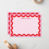 Modern Roze Rode Wavy Line Border Monogram Naam Notitiekaartje (Voorkant / Achterkant in situ)