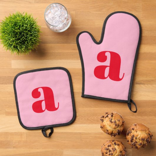 Modern Roze Rood Monogram Initiaal Gepersonaliseer Ovenwant & Pannenlap Set (Top down)
