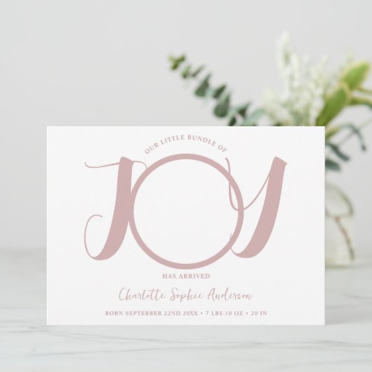 Modern roze script baby meisje drie foto geboorte aankondiging (Staand voorkant)