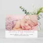 Modern roze script baby meisje foto geboorte aankondiging (Staand voorkant)
