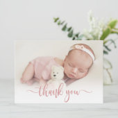 Modern roze script pasgeboren Baby foto dank u Bedankkaart (Staand voorkant)