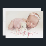 Modern roze script pasgeboren Baby foto dank u Bedankkaart<br><div class="desc">Eenvoudige Moderne Elegante Kalligrafie Roze Script Foto Pasgeboren Baby Dank u Geboorte Aankondiging Kaart. Beschikt over een mooie "dank je" tekst in een handgeschreven kalligrafie swash tail lettertype script. Vooraf gemaakte persoonlijke boodschap aan de achterkant. Geweldig voor baby meisje. Gemakkelijk te personaliseren met uw baby foto en gegevens.</div>