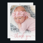 Modern roze script pasgeboren Baby foto dank u Bedankkaart<br><div class="desc">Moderne Elegante Kalligrafie Script Foto Pasgeboren Baby Meisje Dank u Kaart. Beschikt over een mooie roze "dank je" tekst in een handgeschreven kalligrafie swash tail lettertype script. Aan de achterkant pre-made persoonlijke boodschap. Gemakkelijk te personaliseren met uw baby foto en gegevens.</div>
