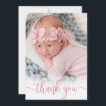 Modern roze script pasgeboren Baby foto dank u Bedankkaart<br><div class="desc">Moderne Elegante Kalligrafie Script Foto Pasgeboren Baby Meisje Dank u Kaart. Beschikt over een mooie roze "dank je" tekst in een handgeschreven kalligrafie swash tail lettertype script. Aan de achterkant pre-made persoonlijke boodschap. Gemakkelijk te personaliseren met uw baby foto en gegevens.</div>