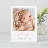 Modern roze script Welkom Fotomeisje Baby Aankondiging (Staand voorkant)