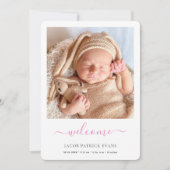 Modern roze script Welkom Fotomeisje Baby Aankondiging (Voorkant)