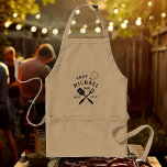 Modern Rustic Chef BEST DAD EVER Vaderdag Standaard Schort<br><div class="desc">Retro cool gepersonaliseerd "BEST DAD EVER" bq apron in een logo-stijl typografisch ontwerp met de naam van de vader naast het pet van een chef. Geweldig geschenk voor Vaderdag of een unieke verjaardagscadeau voor de vader die van barbeque houdt.</div>