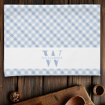 Modern Rustic Family Monogram Blue Gingham Pset Theedoek<br><div class="desc">Moderne,  rustige keukenhanddoeken voor boerderijen met een monogramma zijn voorzien van een getande blauwe gingham-pleister,  met een witte band met uw eigen familienaam en monogram.</div>