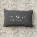 Modern Rustic Monogram Aangepaste naam Grijs Kussen<br><div class="desc">Moderne rustic monogram,  aangepaste naam nieuwgeloodste lendenkussen met je familienaam en initiaal. We hebben ons jaar ook gevestigd rond flitsachtige vertakkingen. Minimalistisch,  eenvoudig en stijlvol,  deze kool grijze familiekussen is een perfect gezellig trouwcadeau!</div>