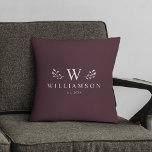 Modern Rustic Monogram - Aangepaste naam Kussen<br><div class="desc">Modern maroon monogram aangepaste naam gooien kussen met uw familienaam en initiaal evenals we jaar gevestigd omgeven door grillige tak illustraties. Minimalistisch,  eenvoudig en stijlvol,  dit rijke donkerbruine rode familiekussen is een perfecte gezellige bruiloft of pasgetrouwd cadeau voor de Valentijnsdag!</div>