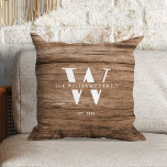 Modern Rustic Monogram Familienaam  Hout Kussen<br><div class="desc">Deze moderne, rustige gooiende kussens kenmerkt uw familiemonogram en noemt uw naam over een gedrukte middelgrote bruine houtachtergrond in een retro typografische vormgeving. Pas dit aan met uw familienaam en initiaal en maak dit uw eigen unieke koepel voor de boerderijstijl van het meer huis, familiehuisje of landhut - of uw...</div>