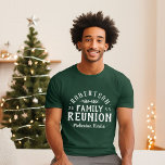 Modern Rustic Personalized Family Reunion T-shirt<br><div class="desc">Creëer een aangepast keepomwille Family Reunion t-shirt voor baby's, kinderen en volwassenen. Pas het aan met uw familienaam, het jaar, de plaats of een andere douanetekst. Klik de Customize knoop van het om doopvonten en kleuren te veranderen, uw eigen tekst en foto's toe te voegen. Selecteer uit al onze kledingstijlen...</div>