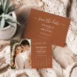 Modern Rustic Photo Calendar Terracotta Wedding Save The Date<br><div class="desc">Moderne Rustic Photo Calendar Terracotta Wedding Save the Date. Eenvoudig personaliseren door elke info te vervangen. Upload een portret/verticale foto. Beweeg de cirkel door de verbinding te klikken verder aanpast. Controleer de voorvertoning voordat u aan de wagen toevoegt. (Monsterfoto van Jonathan Borba van Pexels)</div>