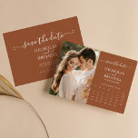 Modern Rustic Photo Calendar Terracotta Wedding Save The Date<br><div class="desc">Moderne Rustic Photo Calendar Terracotta Wedding Save the Date. Eenvoudig personaliseren door elke info te vervangen. Upload een portret/verticale foto. Beweeg de cirkel door de verbinding te klikken verder aanpast. Controleer de voorvertoning voordat u aan de wagen toevoegt. (Monsterfoto van Jonathan Borba van Pexels)</div>