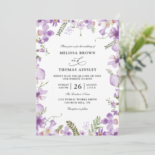 Modern Rustic Purple Flower Budget QR Code Wedding Kaart (Staand voorkant)