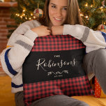 Modern Rustic Red Buffalo Spond Family Script Kussen<br><div class="desc">De familie van de douane werpt kussen met uw familienaam in manuscriptkalligrafie in dit moderne rustic rode buffalo vlakontwerp.</div>