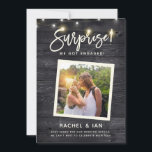 Modern Rustic Snapshot Surprise Verloving Foto S Save The Date<br><div class="desc">Moderne rustic leuke foto verloving aankondiging met je foto in een vierkant lijst op een donkere houten achtergrond met snaarlichten en een handgeschreven script dat SURPRISE leest! We zijn verloofd. Ruimte voor details zoals datum voor het opslaan van de datum,  trouwwebsite,  enz. op de voor- en achterkant.</div>