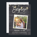 Modern Rustic Snapshot Surprise Verloving Foto S Save The Date<br><div class="desc">Moderne rustic leuke foto verloving aankondiging met je foto in een vierkant lijst op een donkere houten achtergrond met snaarlichten en een handgeschreven script dat SURPRISE leest! We zijn verloofd. Ruimte voor details zoals datum voor het opslaan van de datum,  trouwwebsite,  enz. op de voor- en achterkant.</div>