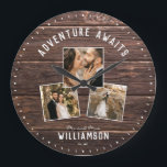 Modern Rustic Wedding Photo Collage Keepslag Grote Klok<br><div class="desc">Moderne 3 foto-collage trouwklok met een aanpasbaar bericht dat ADVENTURE nu WACHT met 3 lijsten favoriete afbeeldingen onder op een roestrijke (gedrukte) houten achtergrond. Maak het uw eigen naam door uw familienaam toe te voegen en het jaar dat hieronder wordt vastgesteld. Unieke en persoonlijke cadeaubon voor de newlyweds of trouwverjaardagen....</div>