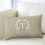 Modern Rustiek Monogram Krans Familienaam Wijze Kussen<br><div class="desc">Modern Rustiek Monogram Krans Familienaam Sage Lumbar Kussen</div>