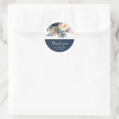 Modern rustiek rood & marine blauw bloemenbruiloft ronde sticker (Tas)