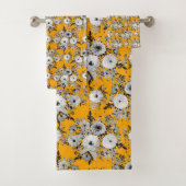 Modern Saffron Grey White Floral Waterverf Paint Bad Handdoek (Insitu)