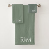 Modern Sage Botanical Monogram Initials Bad Handdoek (Insitu)