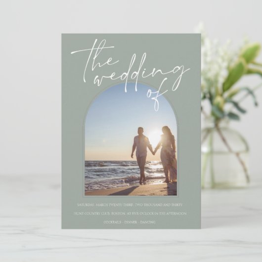 Modern Sage Green Arch Initiaal Photo Wedding Kaart (Staand voorkant)