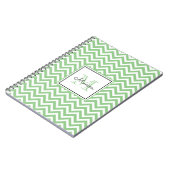 Modern Sage Green Chevron Pattern met Monogram Notitieboek (Linkerzijde)