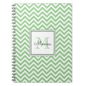 Modern Sage Green Chevron Pattern met Monogram Notitieboek (Voorkant)