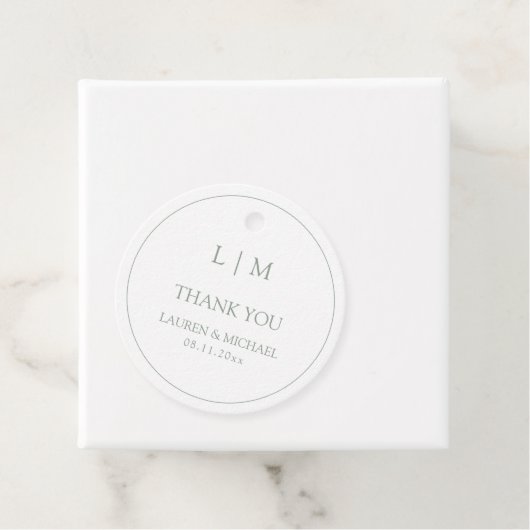 Modern Sage Green Eenvoudig Monogram Dank u Bedankjes Labels (In situ)