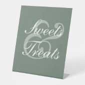 Modern Sage Green Elegant White Script Wedding Reclamebord Met Voetstuk (Voorkant)
