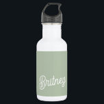 Modern Sage Green gepersonaliseerd monogram en naa Waterfles<br><div class="desc">De moderne Sage Green gepersonaliseerde monogram en naam roestvrij staal waterfles is zowel stijlvol als functioneel. Het heeft een slanke salie groene afwerking en is aangepast met uw monogram en naam, waardoor het een uniek accessoire is. Gemaakt van hoogwaardig roestvrij staal, het is duurzaam en ontworpen om uw drinken urenlang...</div>