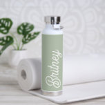 Modern Sage Green gepersonaliseerd monogram en naa Waterfles<br><div class="desc">De Modern Sage Green Personalized Monogram and Name Water Bottle heeft een rustgevende saliegroene kleur, perfect voor diegenen die een stijlvolle en eigentijdse look waarderen. De waterfles kan worden aangepast met een monogram en naam, waardoor een persoonlijke touch wordt toegevoegd die het uniek en speciaal maakt. Ideaal voor dagelijks gebruik,...</div>