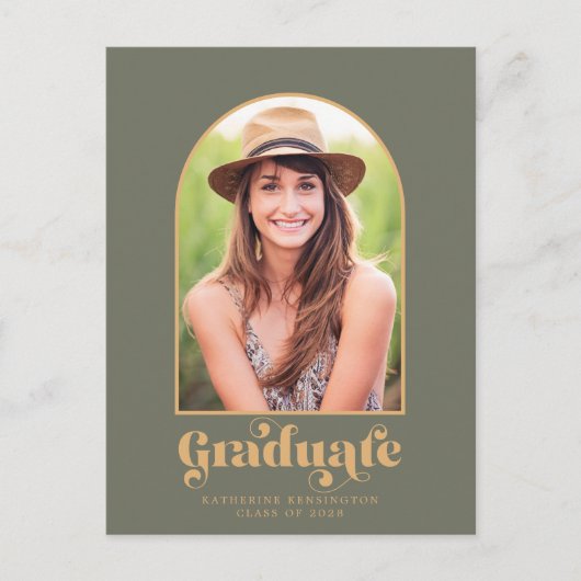 Modern Sage Green Gold Arch Foto Graduparty Aankondigingskaart (Voorkant)