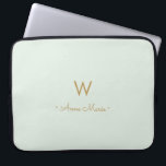 Modern Sage Green Gold Script Monogram Laptop Sleeve<br><div class="desc">Een modern,  elegant monogram ontwerp met gouden handgeschreven,  minimalistische scripttypografie en sans serif bloktypografie op een elegante bleke pastel Sage Green achtergrond. Het monogram en de naam kunnen gemakkelijk worden gepersonaliseerd.</div>
