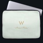 Modern Sage Green Gold Script Monogram Laptop Sleeve<br><div class="desc">Een modern,  elegant monogram ontwerp met gouden handgeschreven,  minimalistische scripttypografie en sans serif bloktypografie op een elegante bleke pastel Sage Green achtergrond. Het monogram en de naam kunnen gemakkelijk worden gepersonaliseerd.</div>