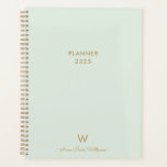 Modern Sage Green Gold Script Monogram Planner<br><div class="desc">Moderne Sage Green Gold Script Monogram Planner. Een eigentijds,  elegant monogram ontwerp met gouden handgeschreven minimalistische scripttypografie en sans serif bloktypografie op een elegante bleke pastel Sage Green achtergrond. Het monogram en de naam kunnen gemakkelijk worden gepersonaliseerd.</div>