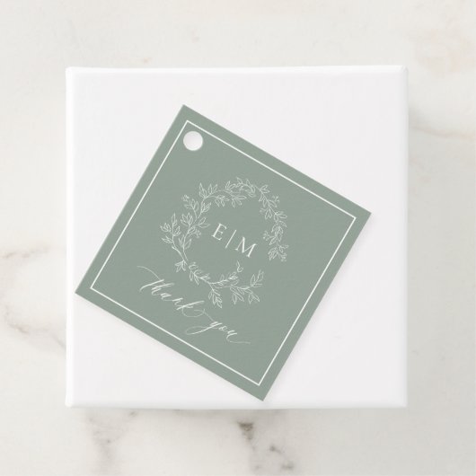 Modern Sage Green Leafy Crest Monogram Weddenschap Bedankjes Labels (In situ)