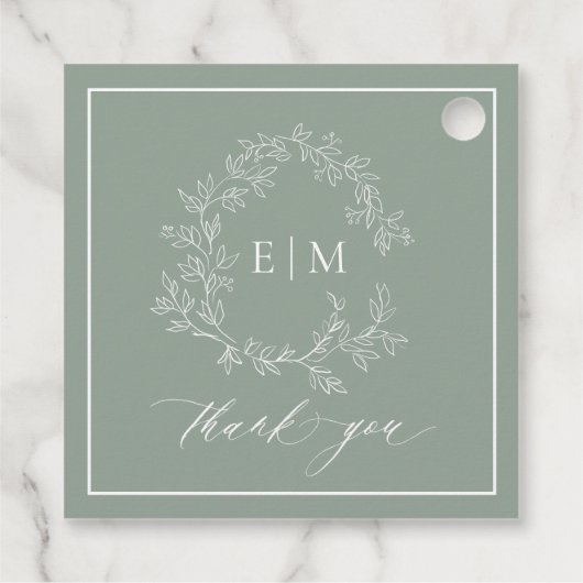 Modern Sage Green Leafy Crest Monogram Weddenschap Bedankjes Labels (Achterkant)