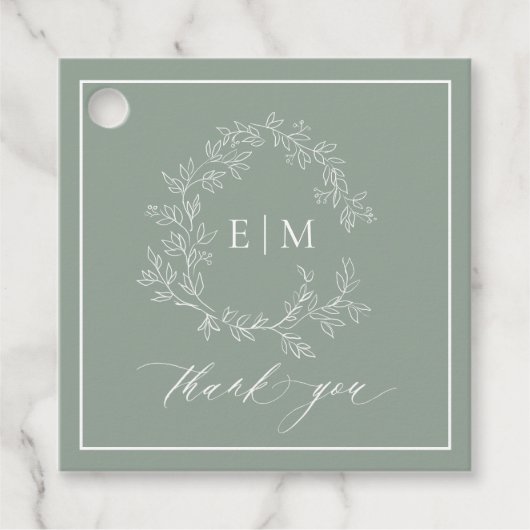 Modern Sage Green Leafy Crest Monogram Weddenschap Bedankjes Labels (Voorkant)