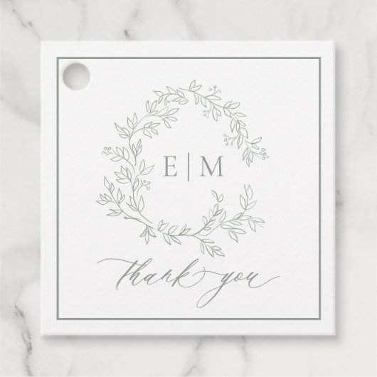 Modern Sage Green Leafy Crest Monogram Weddenschap Bedankjes Labels (Voorkant)