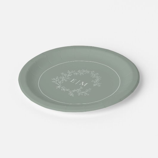 Modern Sage Green Leafy Crest Monogram Weddenschap Papieren Bordje (Gekanteld)