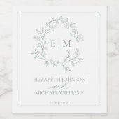 Modern Sage Green Leafy Crest Monogram Weddenschap Wijn Etiket (Enkel label)