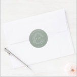 Modern Sage Green Leafy Crest Monogram Wedding Cla Ronde Sticker<br><div class="desc">We houden van deze trendy, moderne, groene bruiloft Envelope Seal! Eenvoudig, elegant, en oh-zo-, hij is voorzien van een handgetekende leafy grot die een modern huwelijksmonogram omringt. Het is gepersonaliseerd in elegante typografie, tenslotte, het wordt in een delicaat lijst in orde gemaakt. Bekijk hier de suite: https://www.zazzle.com/collections/sage_green_leafy_crest_monogram_wedding_invitation-119735143483526238 De ontwerper van...</div>