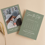 Modern Sage Green Minimalist Photo Calendar Boho Save The Date<br><div class="desc">Modern Sage Green Minimalist Photo Calendar Boho Save the Date. Eenvoudig personaliseren door elke info te vervangen. Upload een verticale/portretfoto. Beweeg de cirkel door te klikken verder aanpassen. Controleer de voorvertoning voordat u aan de wagen toevoegt. (Monsterfoto van Mikhail Nilov van Pexels)</div>