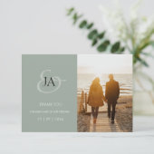 Modern Sage Green Monogram Foto Weddenschap Bedank (Staand voorkant)