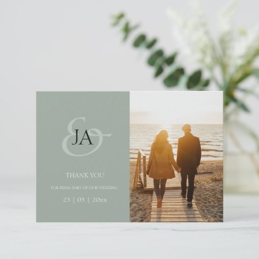 Modern Sage Green Monogram Foto Weddenschap Bedank (Staand voorkant)