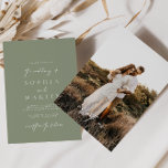 Modern Sage Green Photo Wedding Invitation Kaart<br><div class="desc">Ontworpen om te coördineren met voor het "Moderne Klassieke" Collectie van de Uitnodiging van de Weddenschap. Klik op "Personaliseren" als je details wilt wijzigen. Uitzicht de link collectie op deze pagina om alle overeenkomende objecten in dit prachtige ontwerp te bekijken of zie hier het collectie: https://bit.ly/3H2bCfh</div>